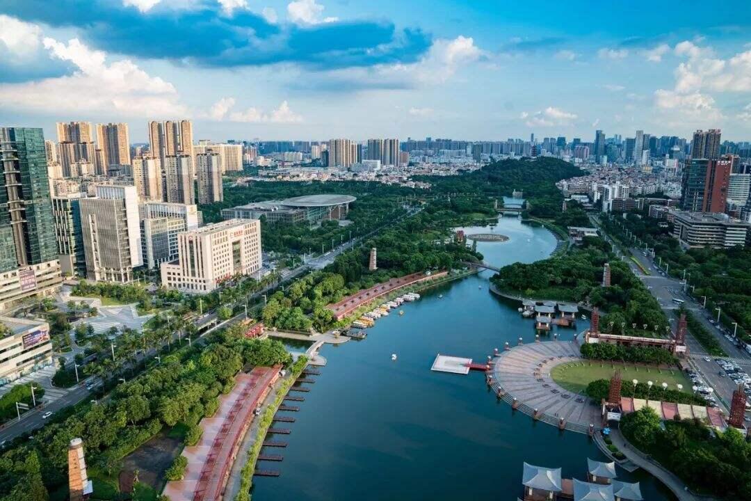 探索未來，2025新澳門正版免費資本車的時代機遇與挑戰(zhàn)，2025新澳門正版免費資本車，時代機遇與挑戰(zhàn)的探索