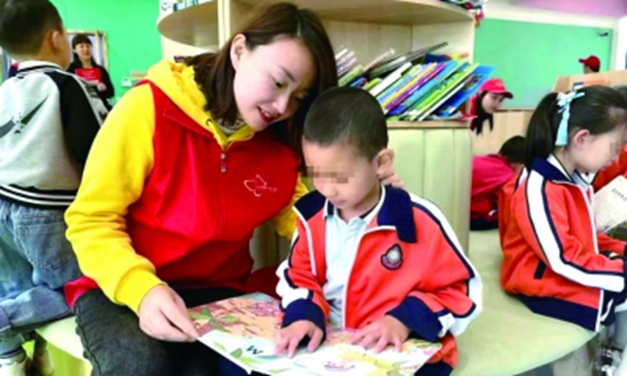 在少兒閱讀區(qū)親熱關(guān)于少兒閱讀區(qū)的親熱氛圍，培養(yǎng)孩子們的閱讀興趣和習(xí)慣