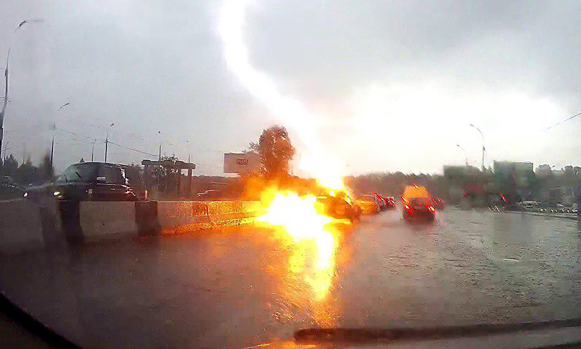 車上被閃電擊中如果您的車輛在行駛過程中被閃電擊中，以下是一些應(yīng)對(duì)措施