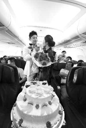 飛機(jī)上求婚怎么開場啊在飛機(jī)上求婚的完美開場策略，讓愛飛翔在高空