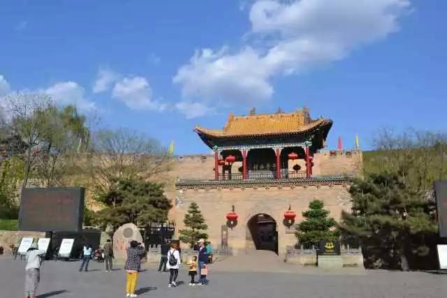 唐國強(qiáng)張光北游覽山西皇城相府唐國強(qiáng)和張光北游覽山西皇城相府是一次備受關(guān)注的文化旅游活動。