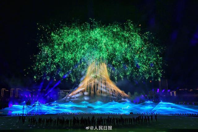成都世運會煙火長出“友誼之樹”成都世運會煙火盛放，友誼之樹茁壯成長