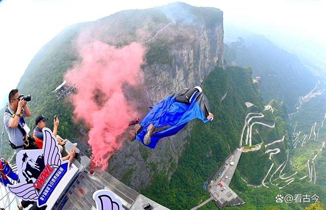 翼裝飛行者撞巖壁身亡 更多細節(jié)曝光一、震驚！翼裝飛行者撞巖壁身亡事件更多細節(jié)曝光