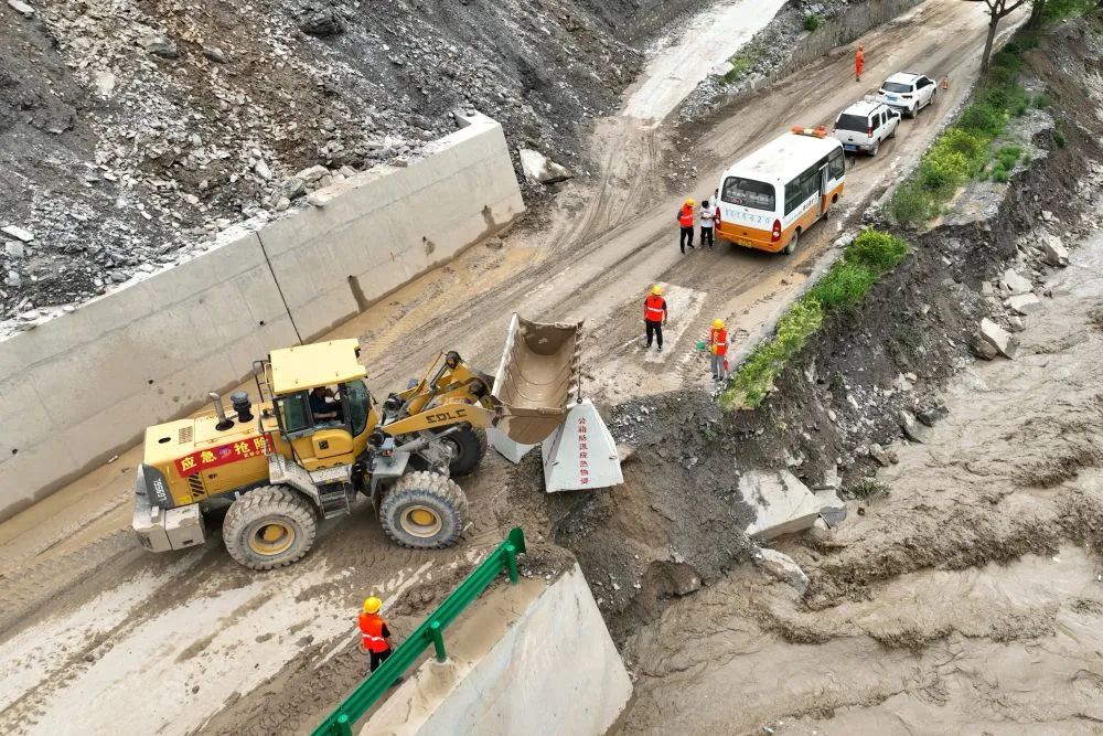 甘肅交通運(yùn)輸部門搶修榆中受損公路甘肅交通運(yùn)輸部門正在積極搶修榆中受損公路，以確保公路的暢通和安全。