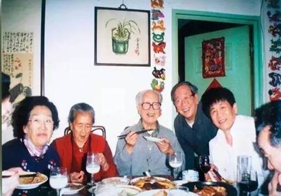 羅家英談身后事：留好遺產(chǎn)給汪明荃羅家英是一位著名的香港演員和歌手，他在演藝圈有著豐富的經(jīng)驗和成就。關于他的身后事，他談到留好遺產(chǎn)給汪明荃，這表明了他對家人的關愛和重視。
