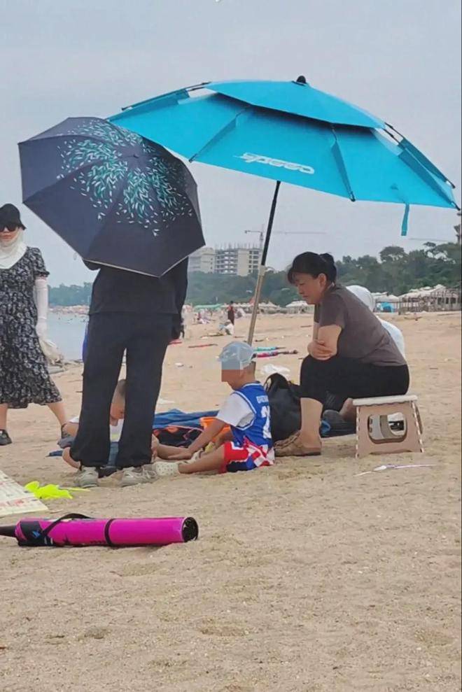 游客自帶帳篷到沙灘被收費(fèi) 當(dāng)?shù)赝▓?bào)據(jù)報(bào)道，有游客自帶帳篷到沙灘露營(yíng)并遭遇了收費(fèi)情況。針對(duì)此事，相關(guān)部門已經(jīng)進(jìn)行了通報(bào)。