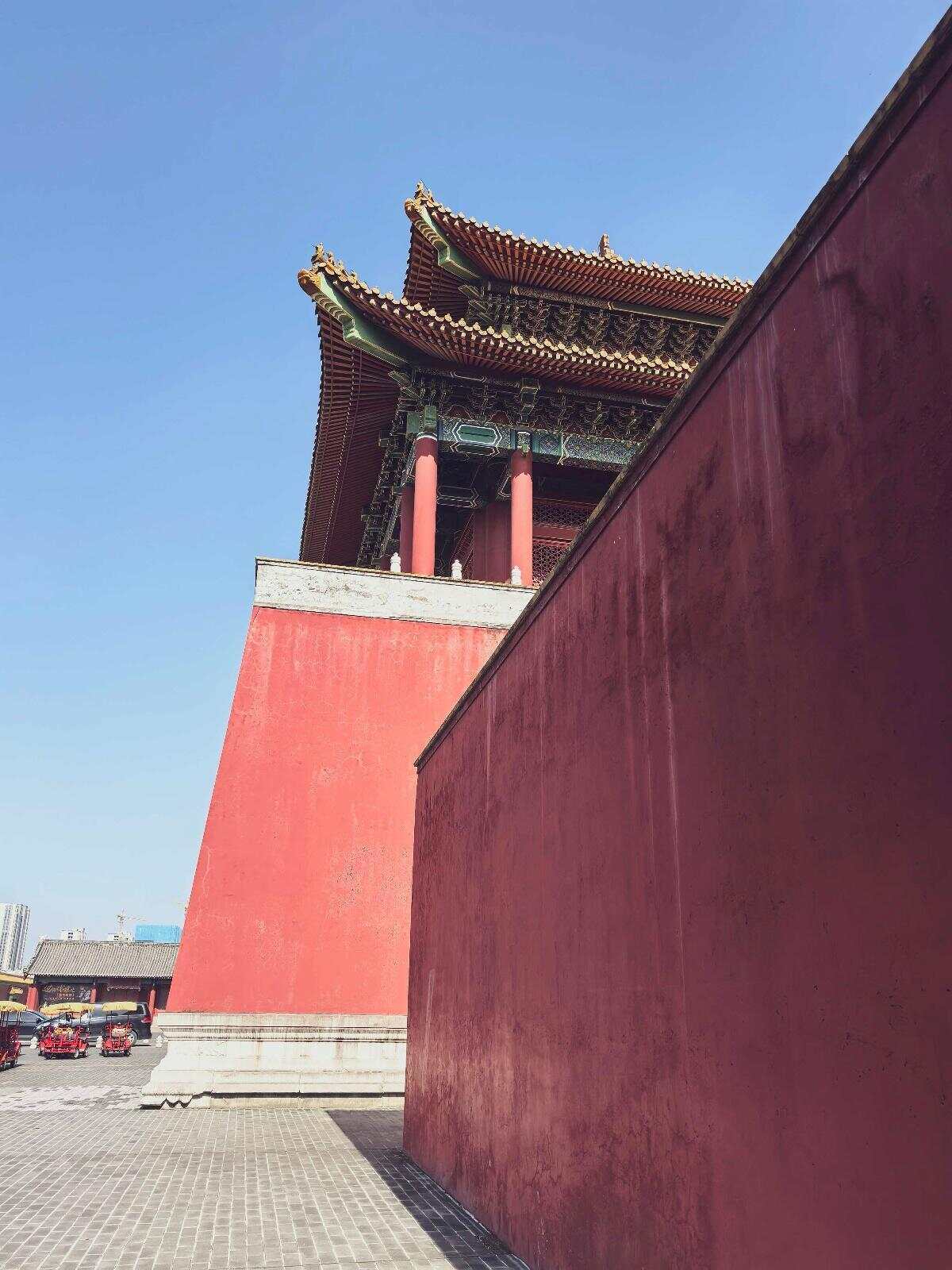 投千份簡歷無果 碩士生到橫店當(dāng)群演投千份簡歷無果，碩士生選擇橫店當(dāng)群演——跨界追夢的勇敢選擇