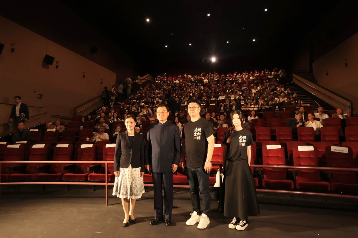 《南京照相館》北美首映 美國(guó)觀眾共鳴南京照相館在北美首映后，引起了美國(guó)觀眾的共鳴。這部影片以其獨(dú)特的視角和感人的故事，成功地打動(dòng)了不同文化背景觀眾的內(nèi)心。