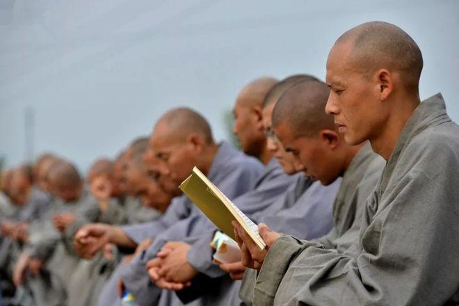 30名僧人集體辭職?少林寺辟謠關(guān)于網(wǎng)絡(luò)上流傳的少林寺30名僧人集體辭職的消息，實際上是一個謠言。少林寺已經(jīng)對此進行了辟謠。因此，請勿傳播不實言論，以免對他人造成傷害和困擾。