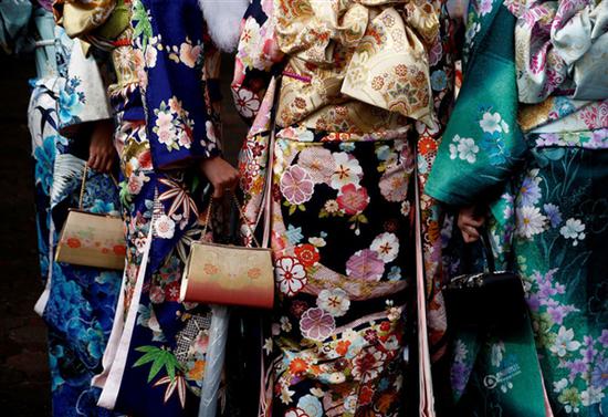 查獲1100件臟舊和服警方行動(dòng)揭秘，查獲臟舊和服達(dá)1100件，背后的故事引人深思