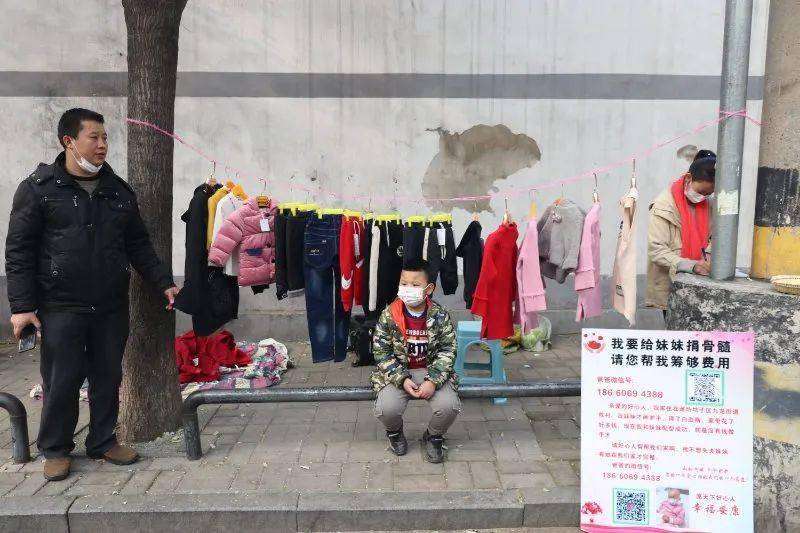 大爺擺攤自稱送20萬現(xiàn)金 當(dāng)?shù)鼗貞?yīng)大爺擺攤自稱送20萬現(xiàn)金，當(dāng)?shù)鼗貞?yīng)揭示真相背后的故事