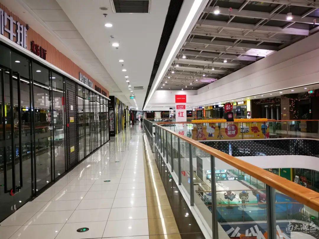 兩女孩店門口喝奶茶被貨車壓死悲劇發(fā)生，兩女孩店門口喝奶茶遭遇貨車碾壓身亡