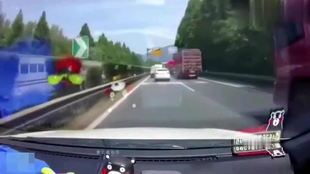 高速堵車司機(jī)下車查看被大貨車追尾面對高速堵車時司機(jī)下車查看被大貨車追尾的情況，可以參考以下建議處理
