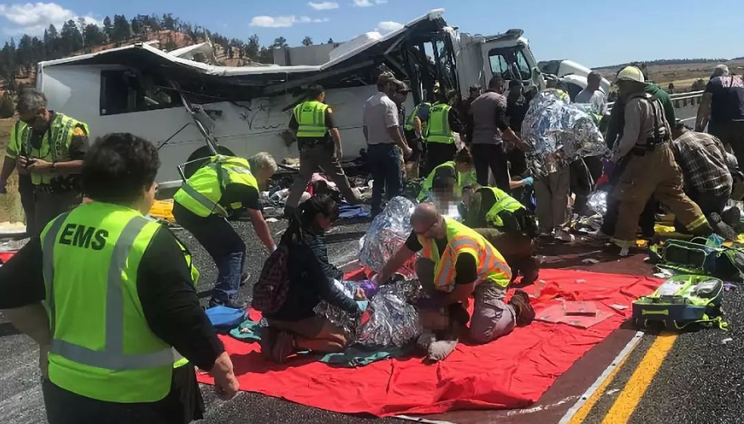 旅行遇車禍致1死4傷旅行遭遇車禍，悲劇發(fā)生致一死四傷