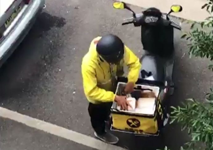 一女外賣員餐品被人偷走如果一個女外賣員的餐品被人偷走了，這是一件非常不愉快的事情。在這種情況下，可以采取以下措施