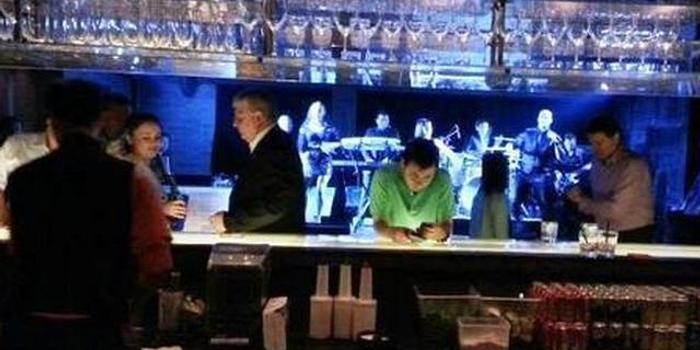 因父酗酒死洗劫酒吧因父親酗酒致死而去洗劫酒吧是一種非常不理智和違法的行為。首先，酗酒是一個復雜的社會問題，需要采取合理合法的方式去解決，而不是通過暴力或犯罪行為來發(fā)泄情緒。其次，洗劫酒吧是嚴重的犯罪行為，不僅會對社會造成危害，也會給自己帶來嚴重的法律后果。