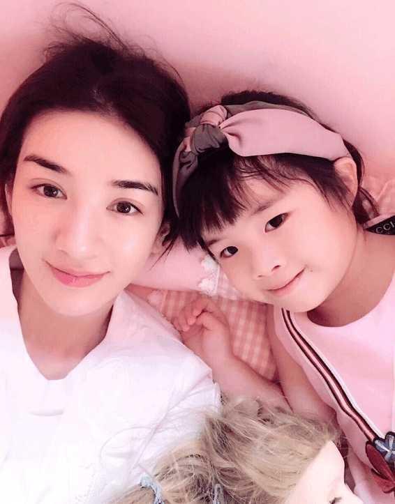 黃奕和女兒黃奕，中國內地女演員、歌手，曾經出演過上錯花轎嫁對郎還珠格格第三部等影視作品。關于她的女兒，有以下信息可供參考