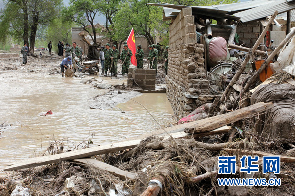 甘肅榆中災(zāi)民：洪水從山體傾瀉而下甘肅榆中災(zāi)民親歷洪水肆虐，山體傾瀉，家園被淹