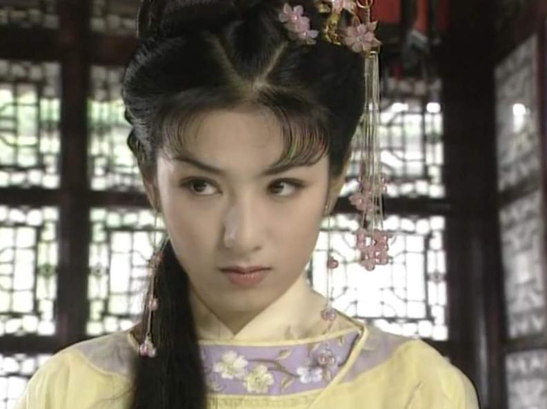 黃奕直播再回應(yīng)女兒出道爭(zhēng)議黃奕在直播中再次回應(yīng)了關(guān)于女兒出道的爭(zhēng)議。她表示，自己從未主動(dòng)考慮過(guò)讓女兒出道，并且對(duì)于網(wǎng)絡(luò)上關(guān)于女兒出道的討論感到非常意外。她強(qiáng)調(diào)，女兒的未來(lái)應(yīng)該由她自己決定，而不是被外界的聲音所左右。同時(shí)，黃奕也表示會(huì)尊重女兒的選擇，如果她將來(lái)有興趣嘗試進(jìn)入娛樂(lè)圈，會(huì)給予她支持和鼓勵(lì)。