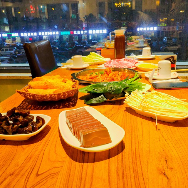 餐飲店“不繳納社?！眳f(xié)議一律無效是的，餐飲店與員工簽訂的不繳納社保協(xié)議是無效的。