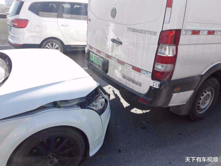 前車爆胎未撤離 后車智駕追尾致2死這是一起非常嚴重的交通事故。前車爆胎后未撤離現(xiàn)場，導致后車在智能駕駛過程中發(fā)生追尾事故，造成了兩人死亡。