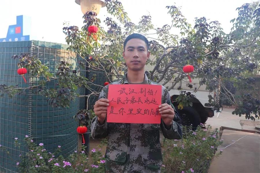 子弟兵的背永遠(yuǎn)是最堅(jiān)實(shí)的依靠子弟兵，一個(gè)充滿(mǎn)榮譽(yù)和責(zé)任的稱(chēng)謂，他們時(shí)刻準(zhǔn)備著為祖國(guó)和人民奉獻(xiàn)一切。他們的背影，堅(jiān)強(qiáng)、勇敢、無(wú)畏，永遠(yuǎn)是我們最堅(jiān)實(shí)的依靠。
