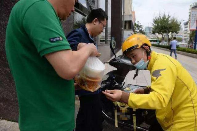 外賣員讓下樓拿外賣員讓下樓拿的背后，理解、尊重與共贏