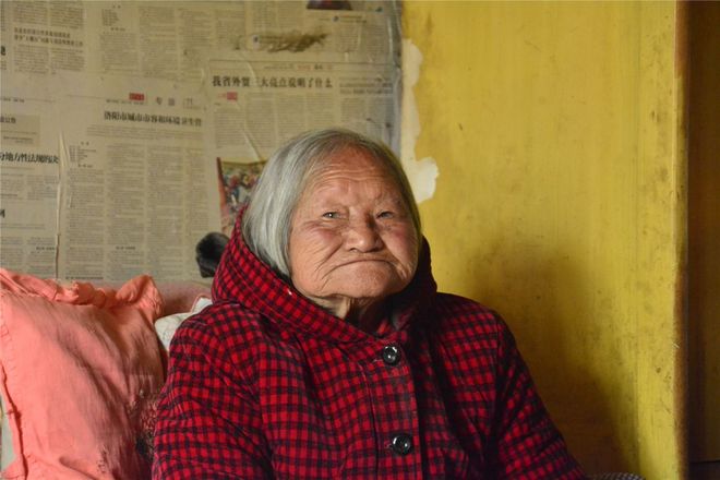 子女6人爭著養(yǎng)94歲老母親子女六人爭著養(yǎng)94歲老母親，家庭的溫暖與愛的力量