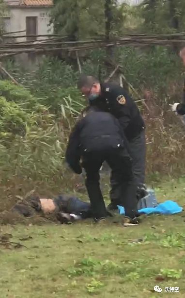 情侶親熱致墜崖身亡這是一個(gè)非常令人痛心和悲傷的事件。情侶在親熱時(shí)發(fā)生意外墜崖身亡，是一種非常不幸的意外事件。