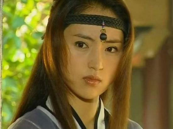 董璇女神董璇是一位中國女演員，關(guān)于她的外貌評價因人而異。一些人可能會認為她是女神，因為她有著美麗的外貌和優(yōu)雅的氣質(zhì)。然而，對于她的女神稱號，也需要尊重每個人的個人觀點和感受。