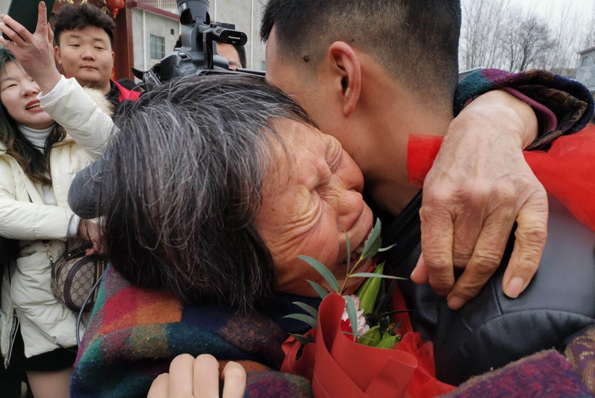 93歲弟弟跨越800公里看望98歲哥哥跨越時空的親情，93歲弟弟跨越800公里看望久別的98歲哥哥