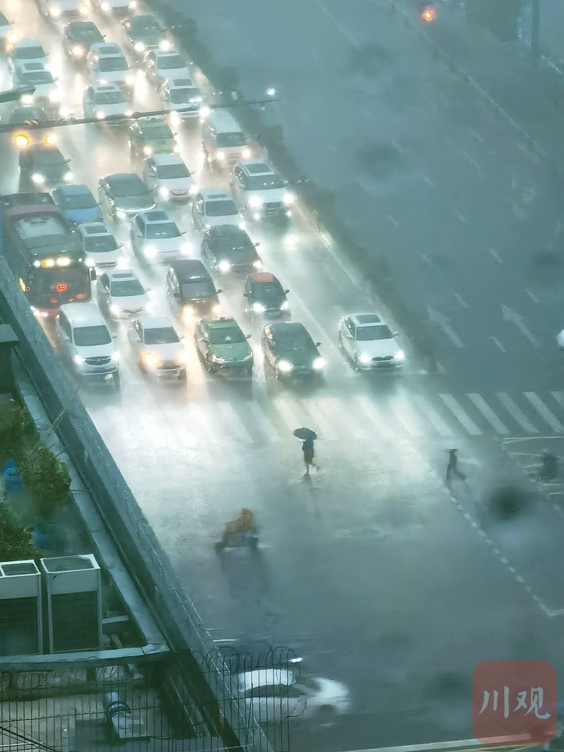 四川多地暴雨：成都清晨電閃雷鳴四川多地暴雨，成都清晨電閃雷鳴——氣象分析與應(yīng)對建議