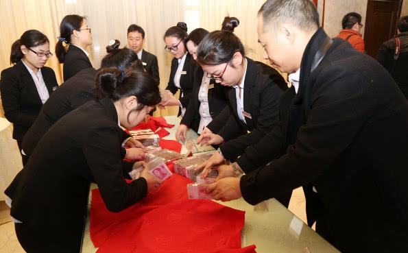 老板想給自己發(fā)多少年終獎(jiǎng)都行揭秘年終獎(jiǎng)?wù)嫦?，老板隨心所欲發(fā)多少，員工能否受益？