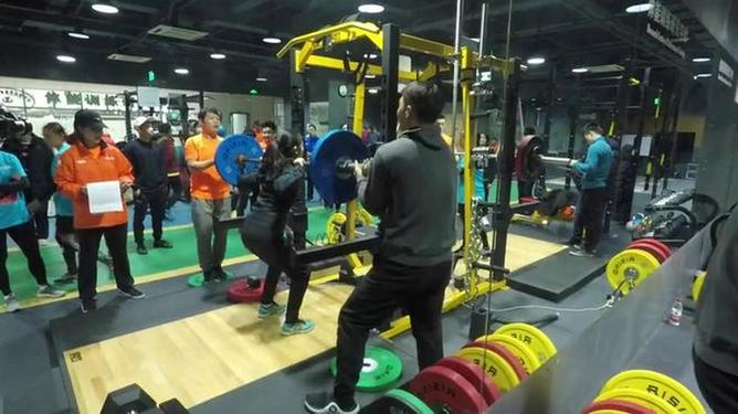 “外賣健身”火了是的，外賣健身已經(jīng)成為了一種流行趨勢(shì)，特別是在疫情期間，越來越多的人選擇在家中鍛煉以保持健康和身體素質(zhì)。外賣健身通常指的是通過在線平臺(tái)購買健身課程、健身指導(dǎo)服務(wù)以及相關(guān)的健身器材等，然后在家中自主進(jìn)行鍛煉。這種健身方式不僅方便快捷，而且可以根據(jù)個(gè)人的時(shí)間和需求進(jìn)行靈活安排。