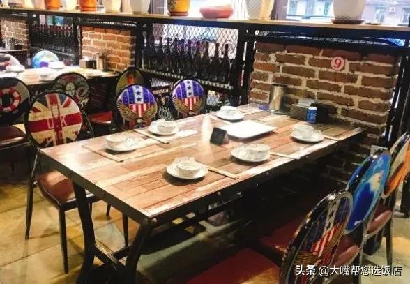 多人燒烤店外用餐遭樓上住戶潑液體多人燒烤店外用餐遭樓上住戶潑液體，事件分析與應(yīng)對之道