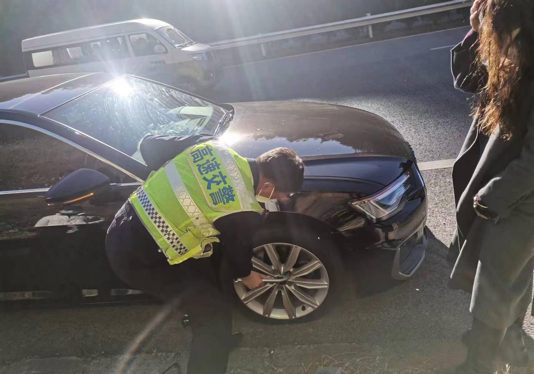 車爆胎人未撤離 后車智駕追尾致2死車爆胎未撤離引發(fā)悲劇，智能追尾事故致兩死慘案