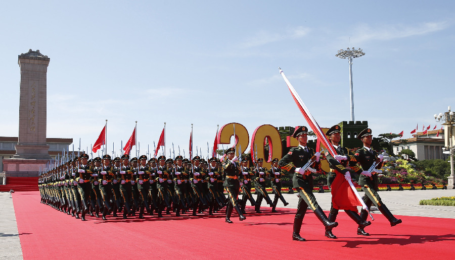 紀(jì)念抗戰(zhàn)勝利70周年大會鳴禮炮、唱國歌紀(jì)念抗戰(zhàn)勝利70周年大會鳴禮炮、唱國歌，回顧歷史，凝聚力量，展望未來