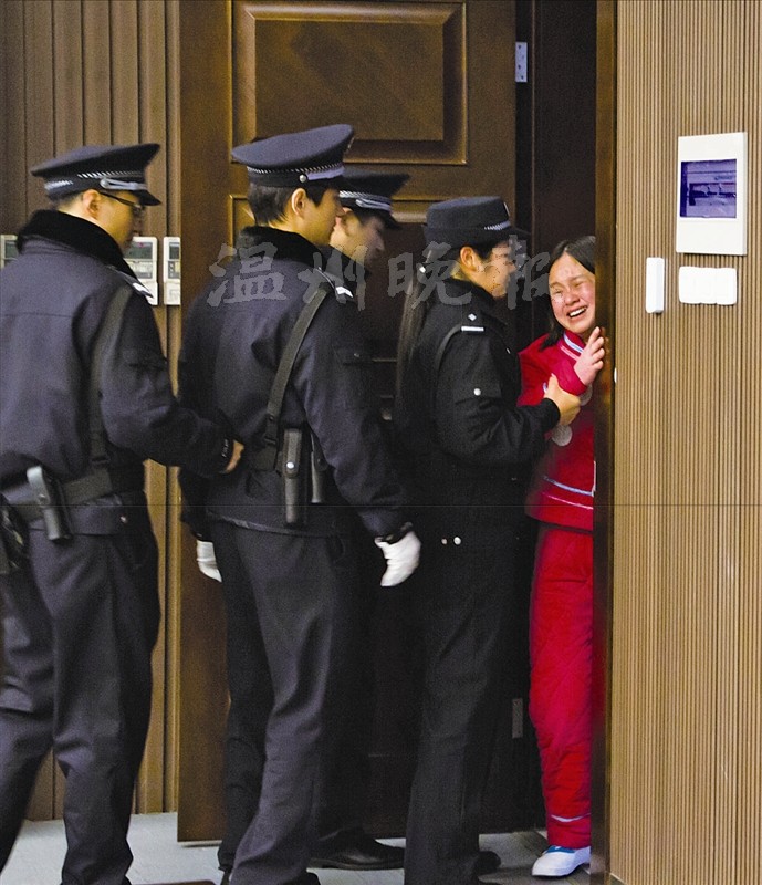 被家暴殺夫獲刑15年根據(jù)公開報道，曾經(jīng)發(fā)生過一些因家庭暴力導(dǎo)致的殺夫事件，并且涉案人員被判刑的案例。具體的判決結(jié)果會因案件的具體情況而異，包括被告人的動機、行為手段、情節(jié)等因素都會對判決產(chǎn)生影響。因此，關(guān)于被家暴殺夫獲刑的具體判決結(jié)果需要根據(jù)具體的案件情況而定。
