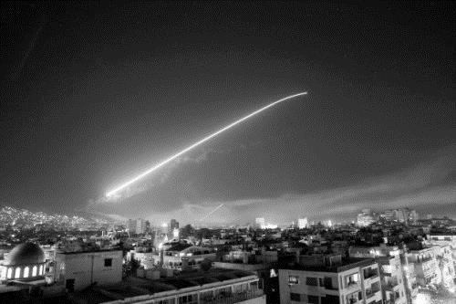5名記者遇空襲死亡 有人被炸成碎片震驚！五名記者在遭遇空襲時(shí)不幸身亡，現(xiàn)場(chǎng)慘不忍睹