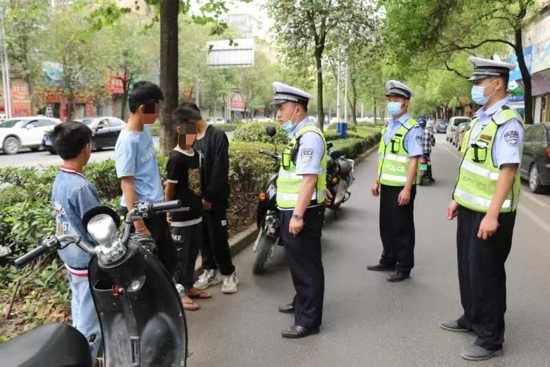 未成年人騎“四座”共享電車(chē)被約談未成年人騎四座共享電車(chē)被約談，責(zé)任與監(jiān)管的重要性