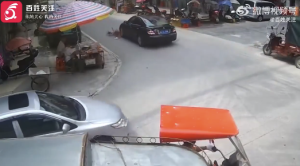 遭車碾壓后起身站立遭車碾壓后起身站立——逆境中的堅韌與力量