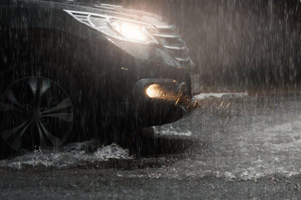 雨天行車注意“法拉第籠”效應(yīng)雨天行車注意法拉第籠效應(yīng)，安全駕駛指南