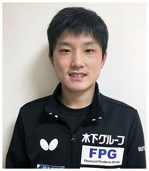 張本智接受采訪張本智接受采訪，揭秘自媒體成功背后的故事