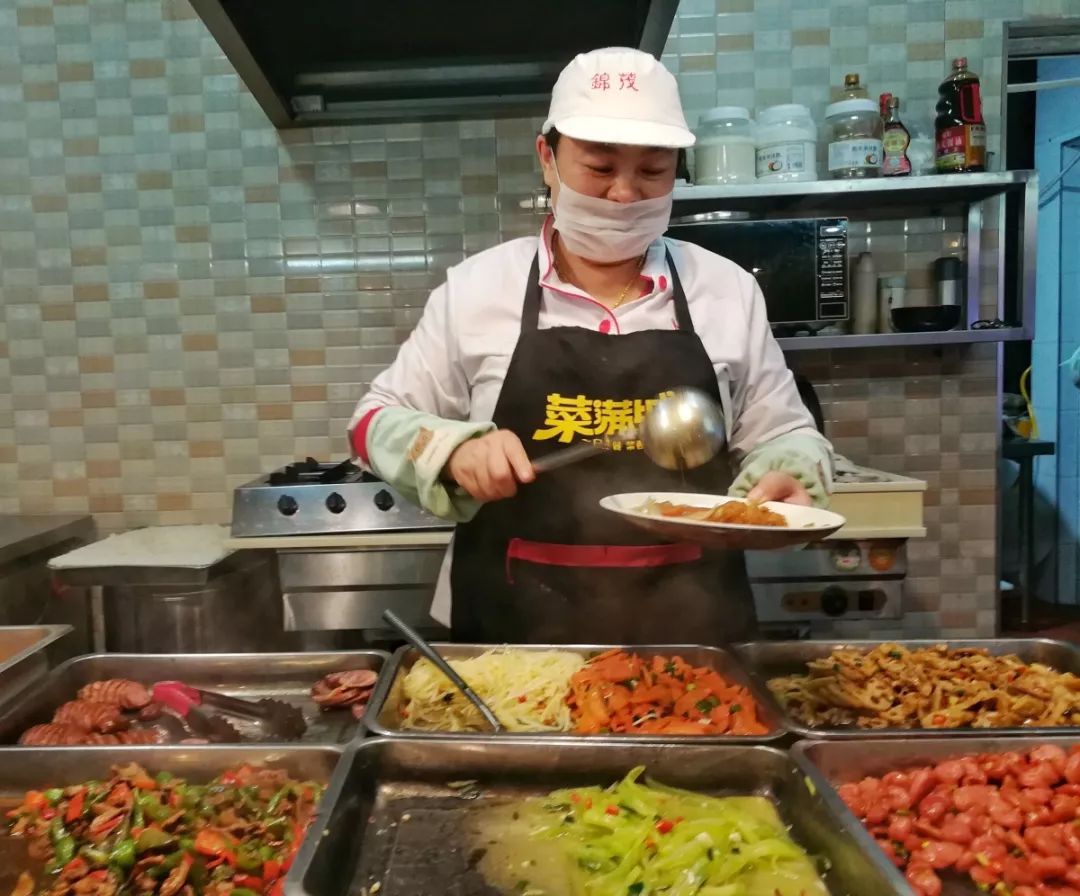 在食堂打飯的工作累嗎食堂打飯的工作累不累，取決于多種因素。