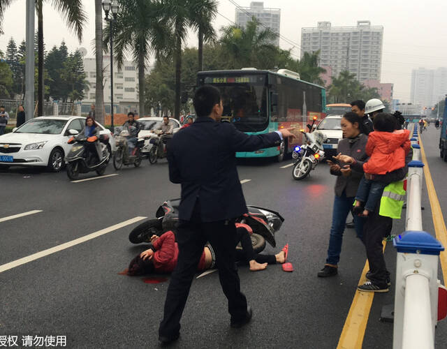女子騎車摔倒身亡 視頻對(duì)于女子騎車摔倒身亡的視頻，我無法提供具體的鏈接或詳細(xì)描述。此類信息涉及到人的生命和安全問題，非常敏感和嚴(yán)肅。同時(shí)，傳播這樣的信息可能會(huì)對(duì)涉及人員的家庭和社會(huì)造成不良影響。