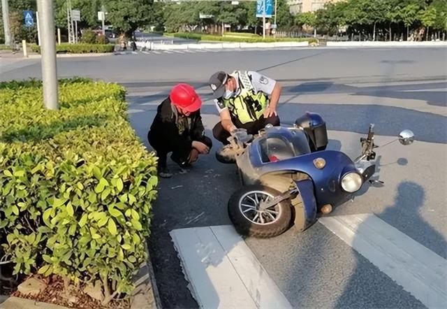 單手騎車被撞有責任嗎單手騎車被撞是否有責任取決于具體事故的情況和當?shù)氐慕煌ǚㄒ?guī)。一般來說，騎車時單手騎車可能會被認為是駕駛不當?shù)男袨椋驗檫@種行為可能會影響騎車人的控制和反應能力，從而增加事故的風險。但是，這并不意味著騎車人一定會承擔全部責任。