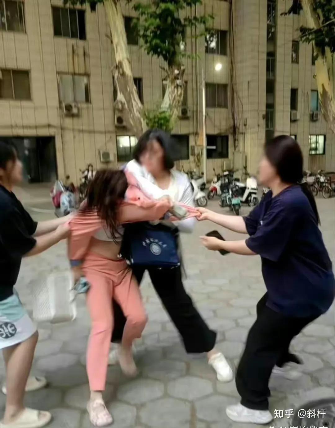 7月17日一女子發(fā)現(xiàn)浴室浴室的秘密，女子意外發(fā)現(xiàn)隱藏真相