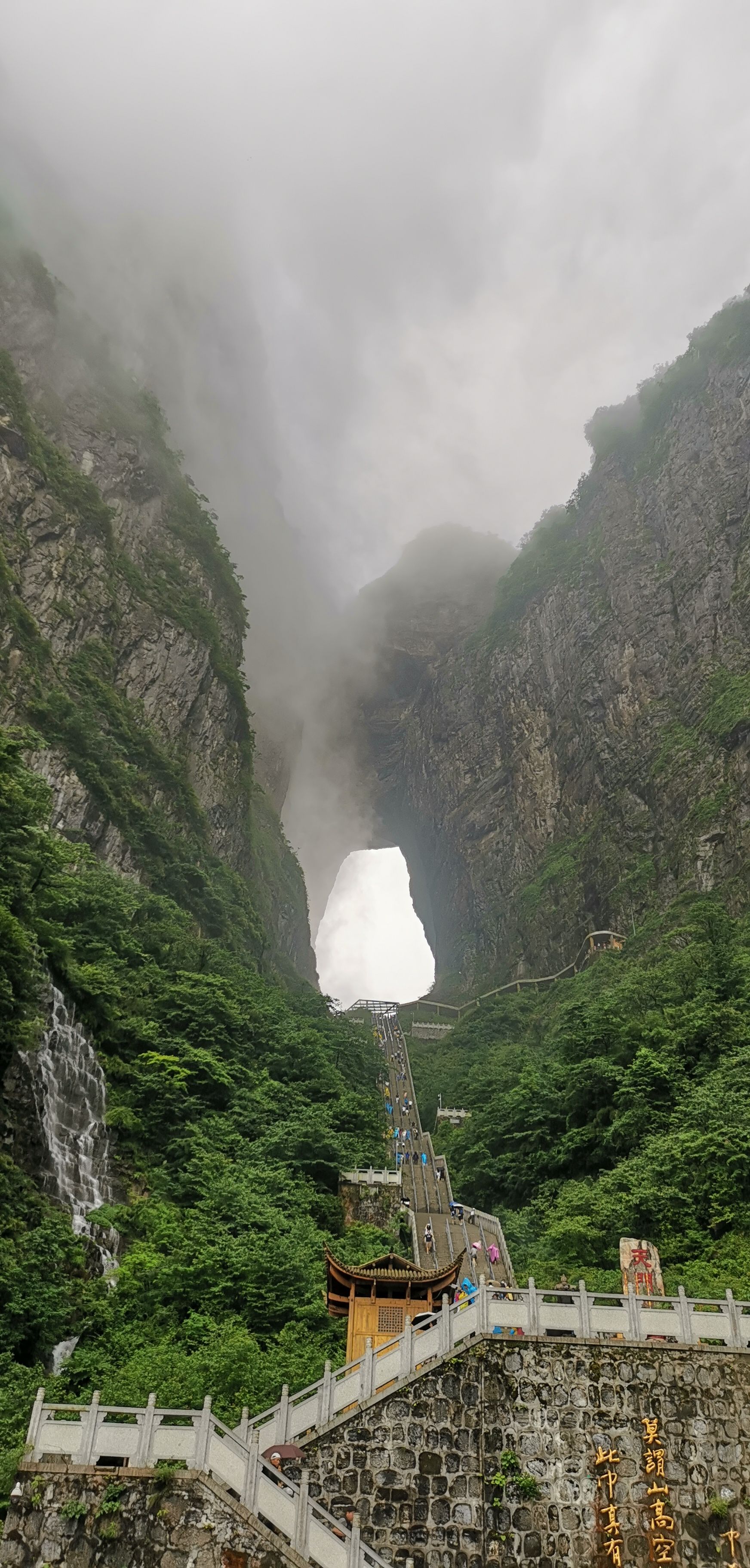 湖南張家界現(xiàn)天門吐霧景觀湖南張家界天門吐霧景觀，仙境再現(xiàn)的神奇景象