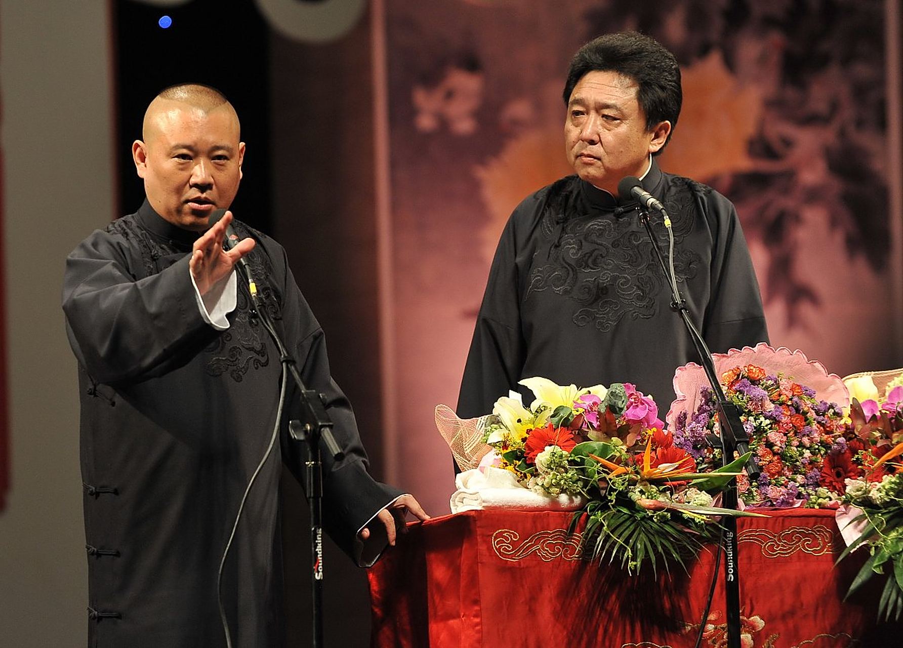 郭德綱三大愛好與于謙反差巨大郭德綱和于謙是中國(guó)相聲界的兩位知名藝人，他們的三大愛好展現(xiàn)出了巨大的反差。