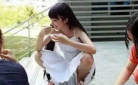 男子因女友穿裙子出門對其毆打強奸男子因女友穿裙子出門施暴，引發(fā)社會關注與反思
